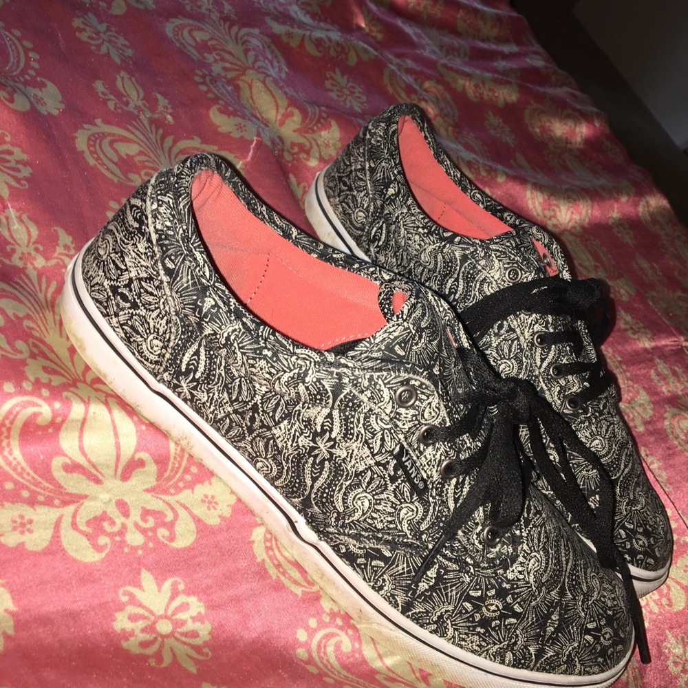 VANS - black and white design